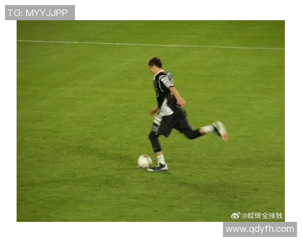 足球明星运球高清图片展示展现球场魅力与技巧的精彩瞬间